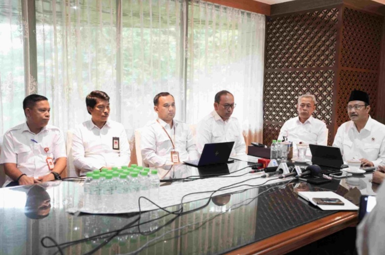 Gus Ipul memimpin rapat pimpinan menjelang pencairan penebalan Bansos di gedung Kemensos, Rabu, 11 Juni 2025.
