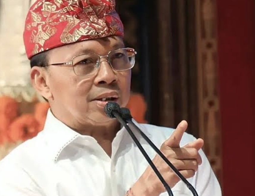 Gubernur Bali Wayan Koster tak tinggal diam melihat penggunaan tas kresek dan plastik sekali pakai makin merajalela di pasar tradisional.