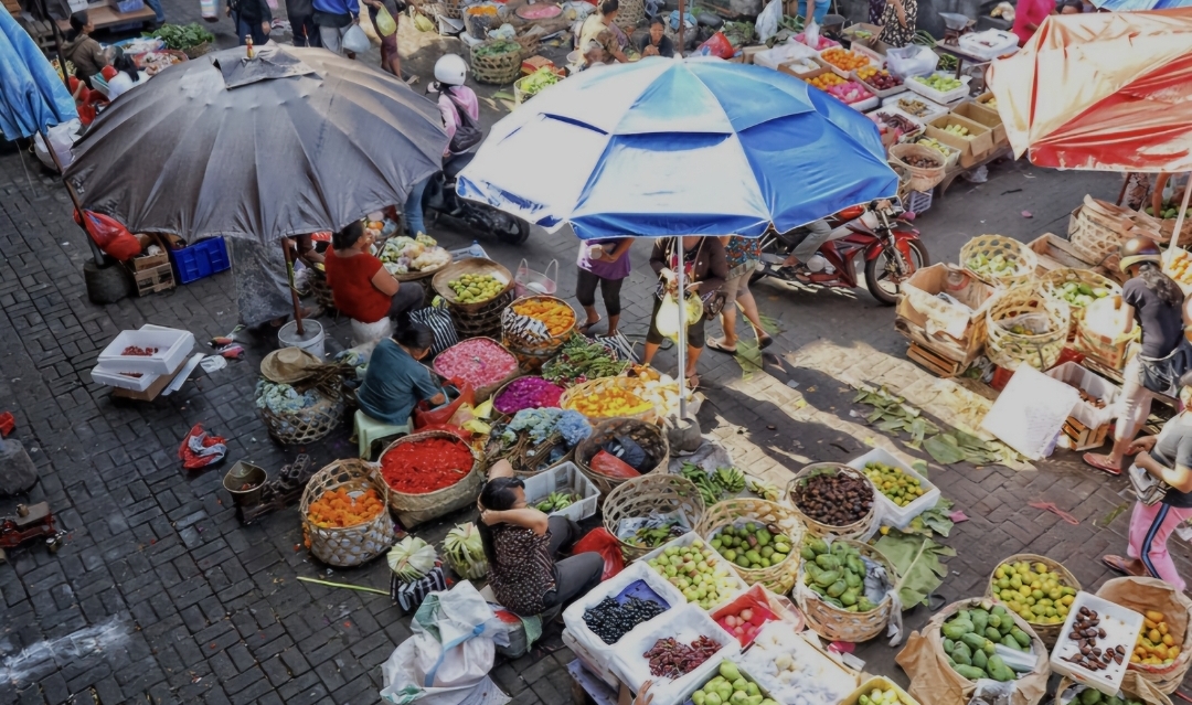 Penggunaan tas kresek meningkat, komitmen pasar tradisional malah menurun. Ini tidak bisa dibiarkan.  (Foto-foto: istimewa)