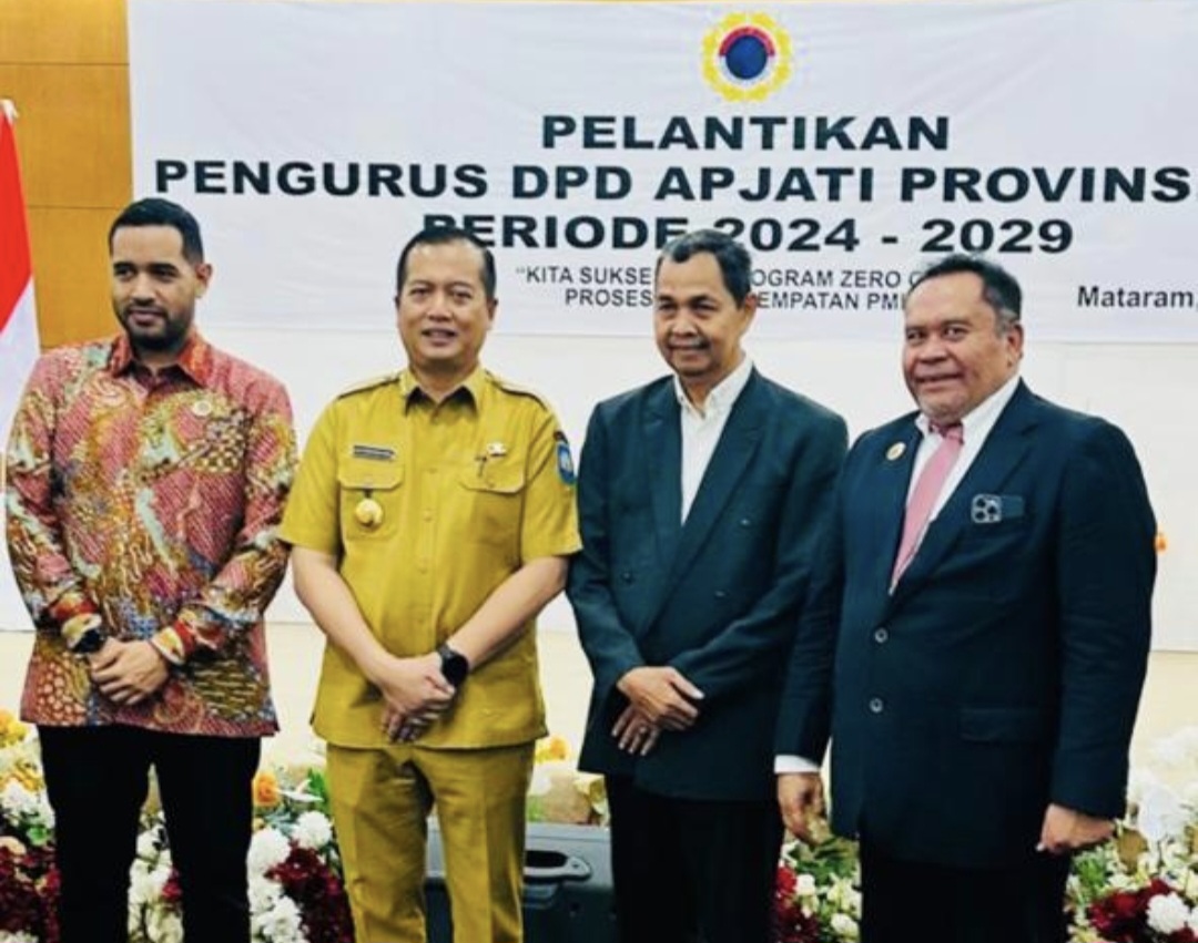 Gubernur NTB Lalu Muhamad Iqbal (dua dari kiri) bersama pengurus Asosiasi Perusahaan Jasa Tenaga Kerja Indonesia (APJATI) NTB usai pelantikan Selasa (10/6).
