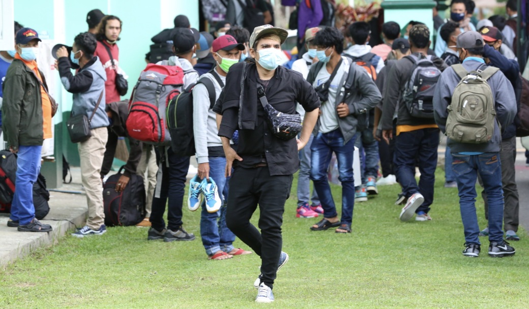 PAHLAWAN DEVISI: Puluhan Pekerja Migran Indonesia (PMI) asal NTB yang baru pulang dari Malaysia tiba di Asrama Haji. Kini pemerintah menerapkan zero cost untuk penyaluran PMI ke Malaysia.