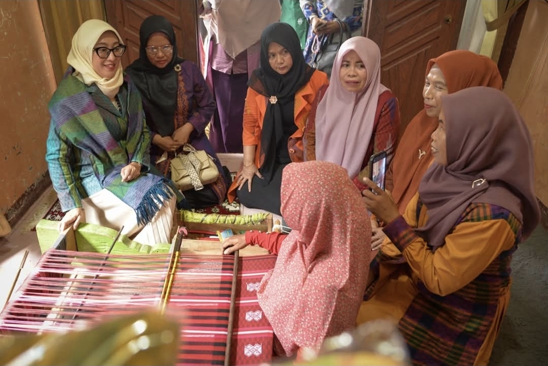 Ketua Dekranasda NTB menekankan bahwa tenun Muna Pa&rsquo;a Dompu bukan hanya soal estetika, tetapi juga warisan budaya yang harus dijaga dan diwariskan. (Foto: biro adpim ntb)