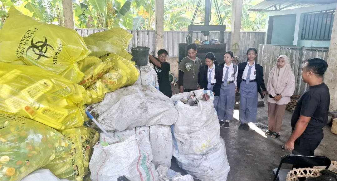 BANK SAMPAH: Inilah aktivitas di Bank Sampah Lisan di Lingkungan Kebon Talo, Kelurahan Ampenan Utara, Kota Mataram, yang masih aktif beroperasi hingga sekarang.