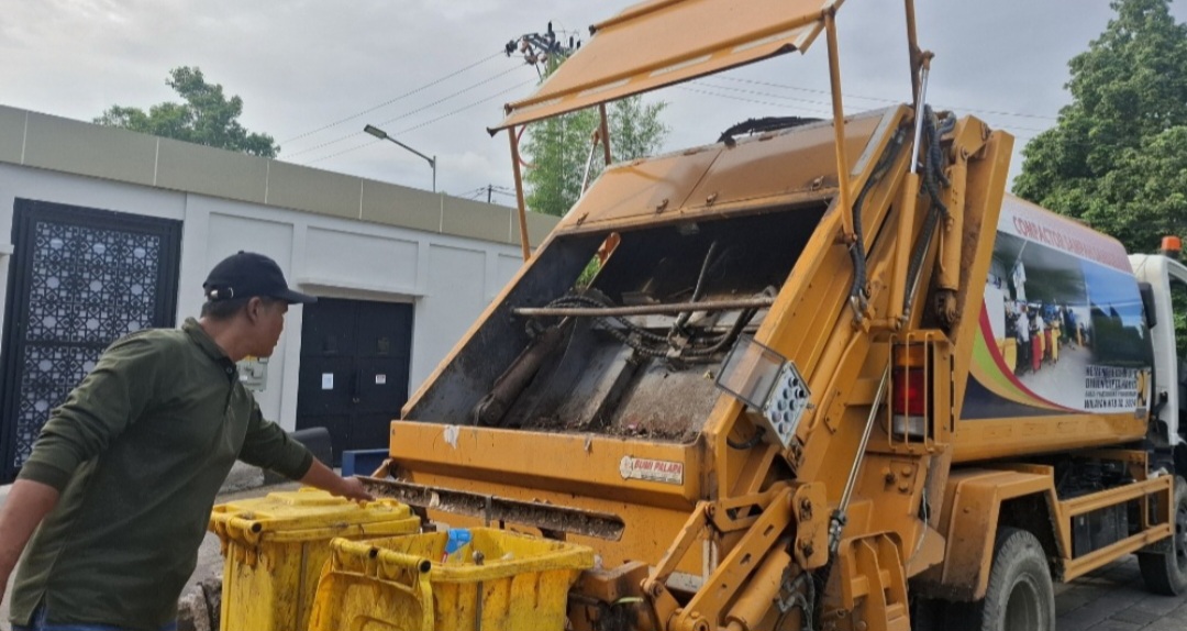 RESIDU SAMPAH: Petugas TPST Sandubaya Mataram memasukkan residu sampah ke dalam truk untuk dibuang ke TPA Regional Kebun Kongok, Lombok Barat.
