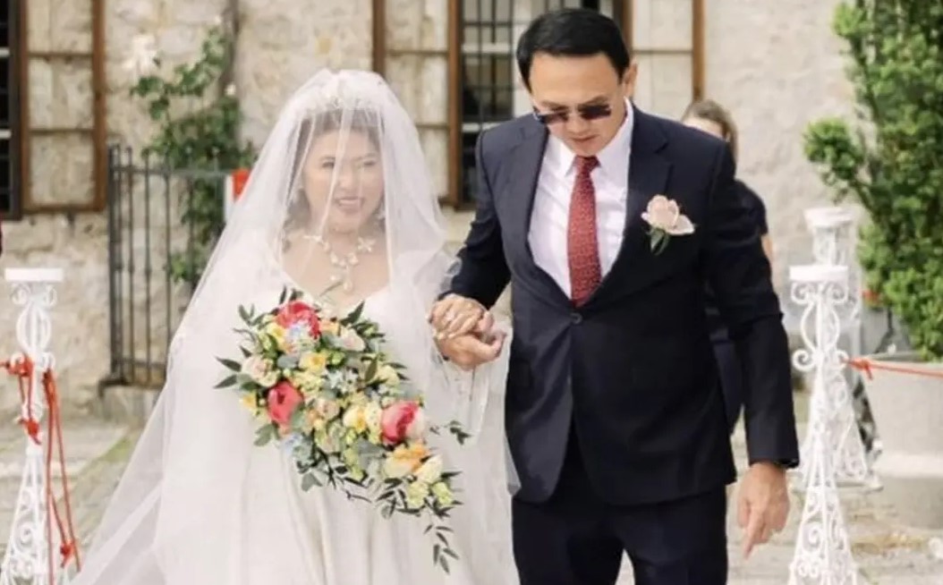 Kabar bahagia mengejutkan datang dari keluarga besar Basuki Tjahaja Purnama atau Ahok. Fifi Lety Purnama, adik kandung Ahok, kini resmi menyandang status sebagai seorang istri.
