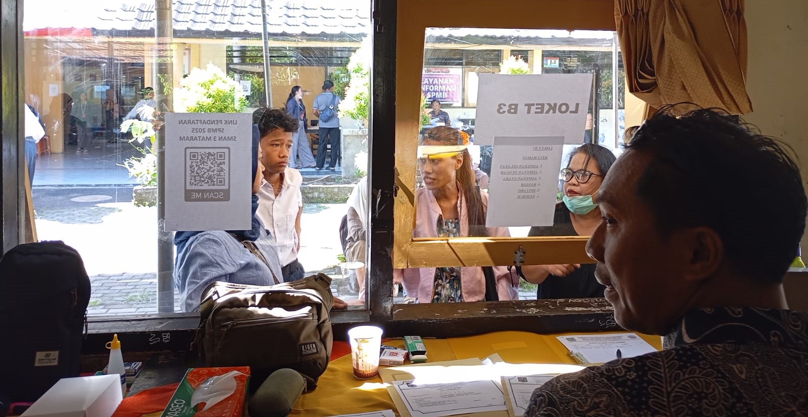 Sejumlah orang tua mendampingi anaknya mendaftar melalui jalur afirmasi di SMAN 3 Mataram, Kamis (13/6).