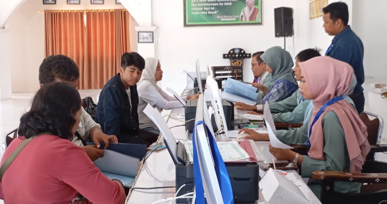 Para orang tua mendaftarkan anaknya pada jalur afirmasi dan perpindahan di SMAN 1 Mataram, Kamis (13/6).