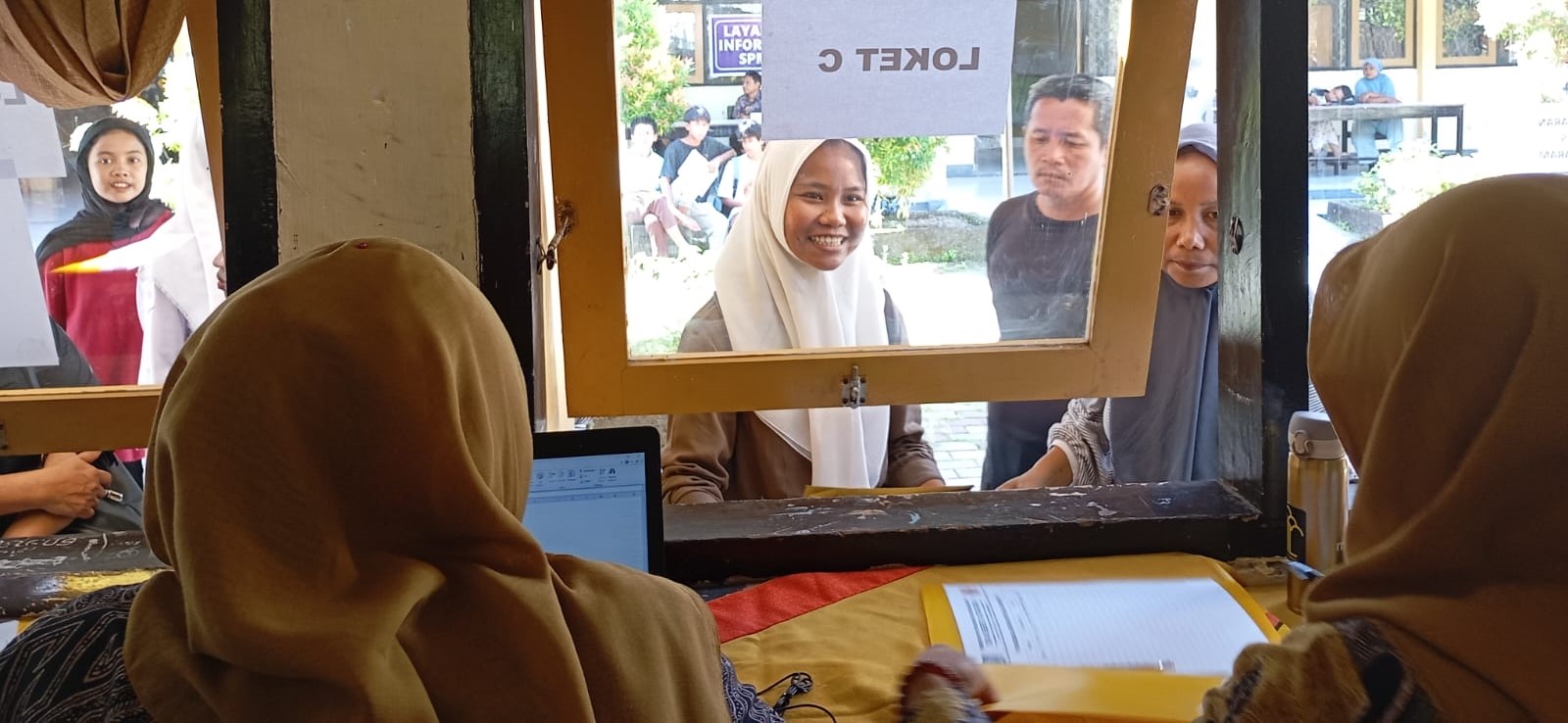 Seorang siswa didampingi orang tuanya mendaftar pada SPMB jalur afirmasi di SMAN 3 Mataram, Kamis (13/6).