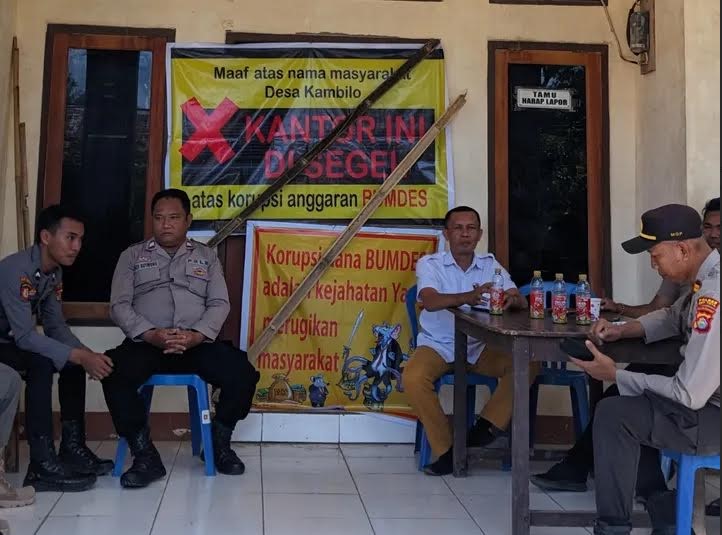 DISEGEL: Warga menyegel kantor Desa Kambilo saat memprotes penggunaan anggaran BUMDes, April lalu.
