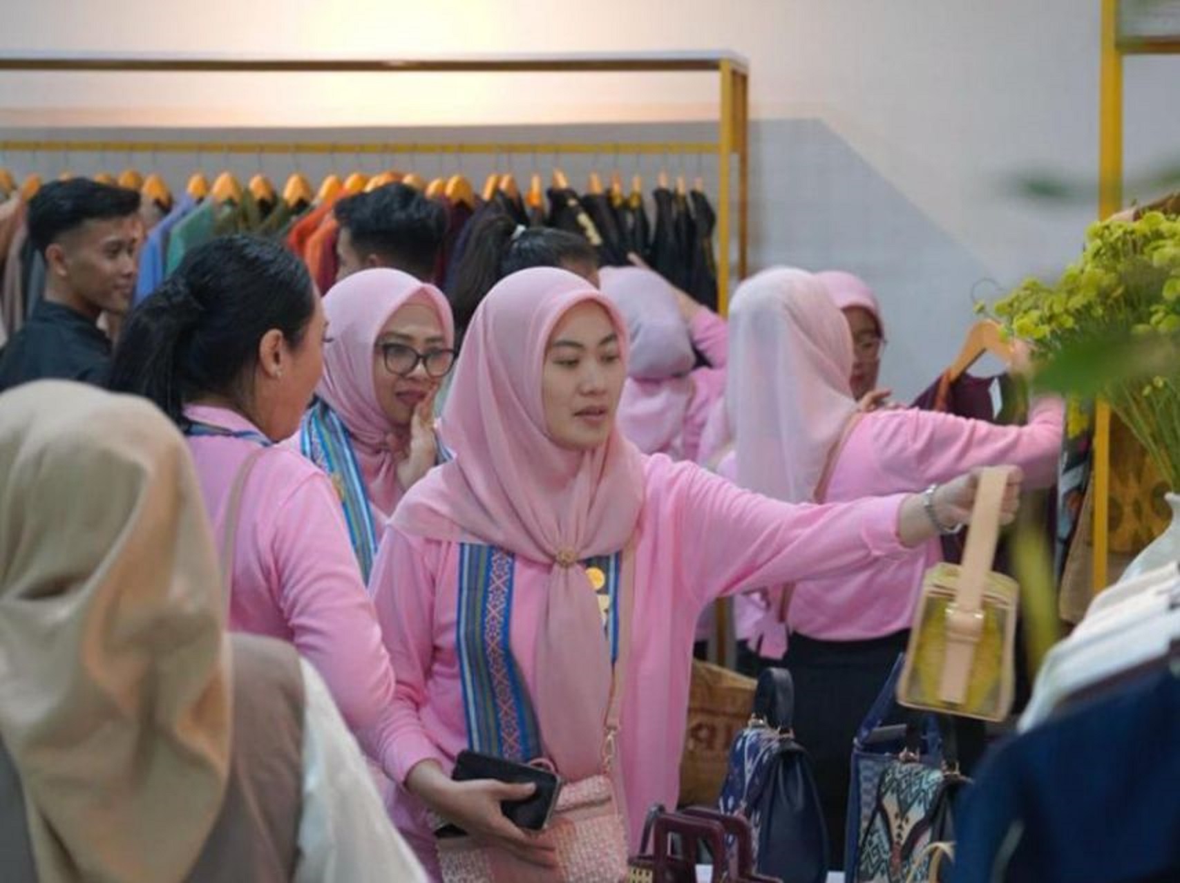 Kedatangan selvi ananda gibran bawa berkah bagi umkm, mulai dari tenun, mutiara, hingga ketak ntb mall jadi buruan.