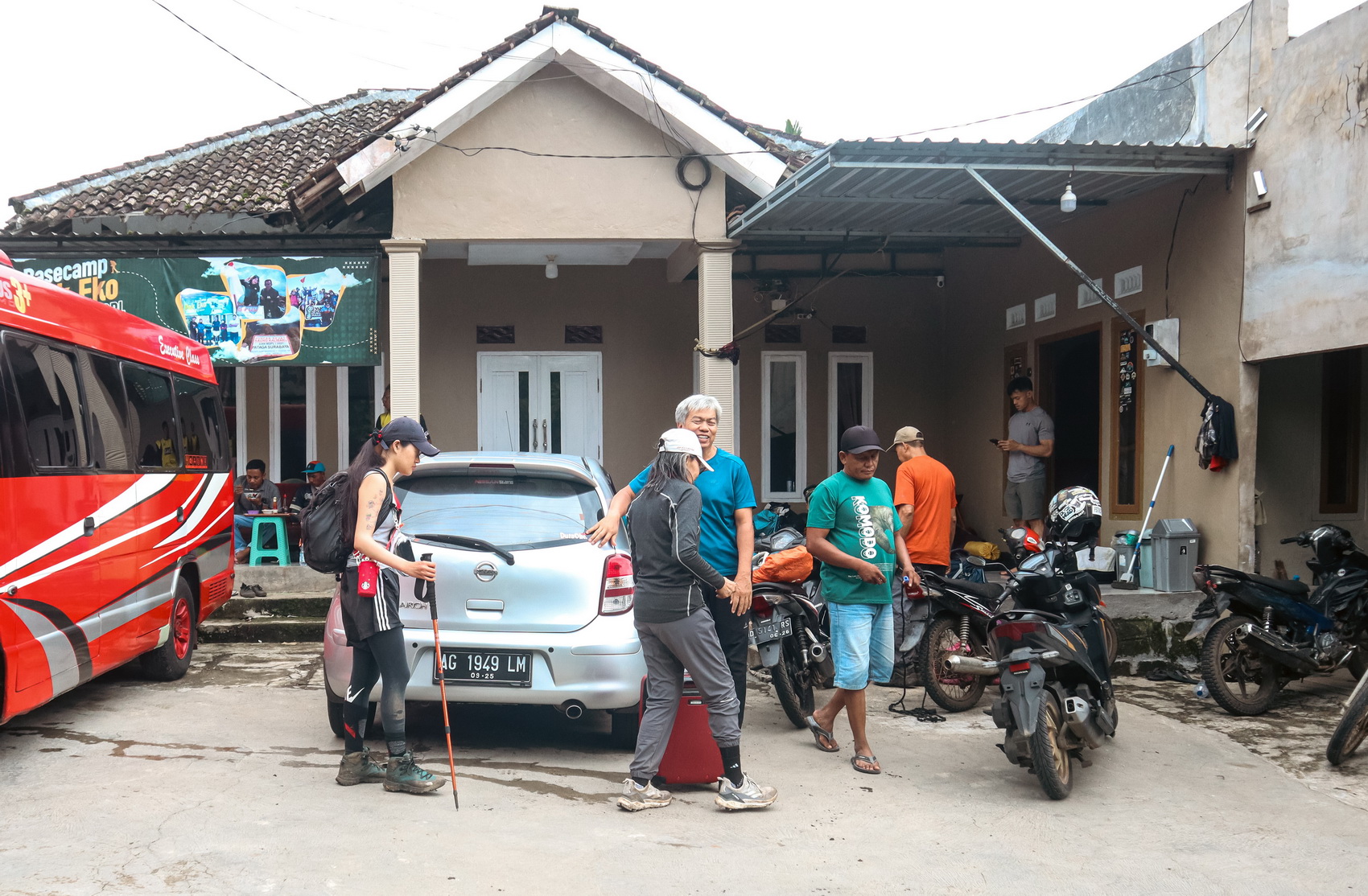 MEMULAI PERJALANAN: Para pendaki memulai persiapan berangkat ke pos pertama pendakian Gunung Raung dari sisi Kalibaru Wetan, Banyuwangi, Selasa (10/6). SALIS ALI/RADAR GENTENG GRUP JAWA POS