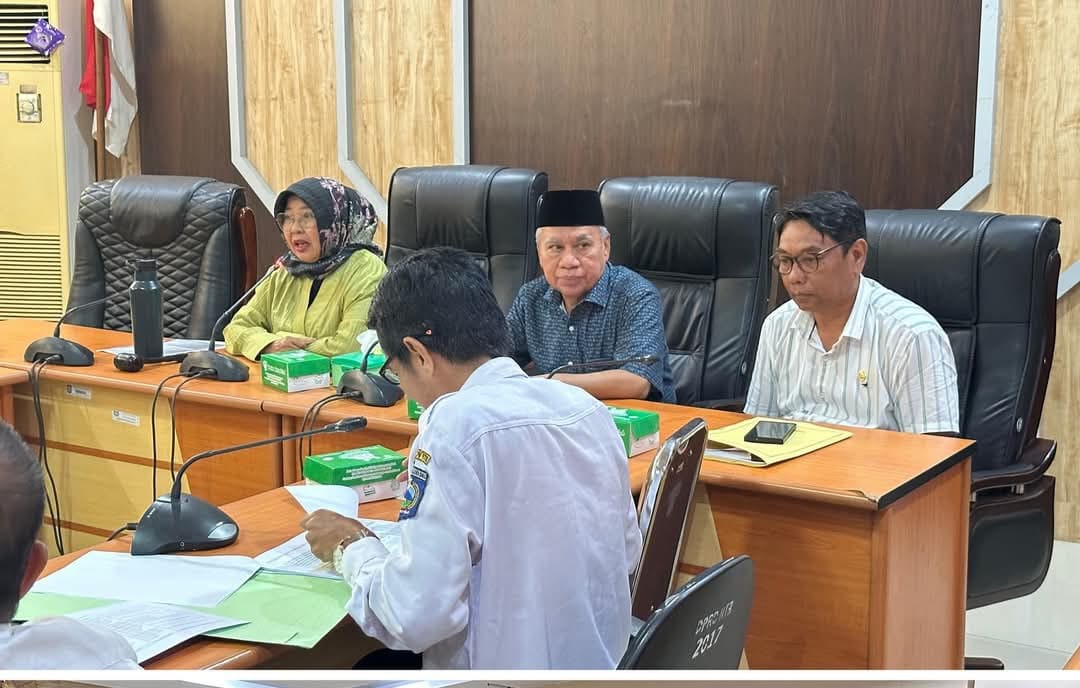 HEARING DENGAN KASTA: Ketua DPRD NTB Baiq Isvie Rupaeda (paling kiri) memimpin hearing dengan LSM Kajian dan Advokasi Sosial Serta Transparansi Anggaran (KASTA) NTB di Kantor DPRD NTB.