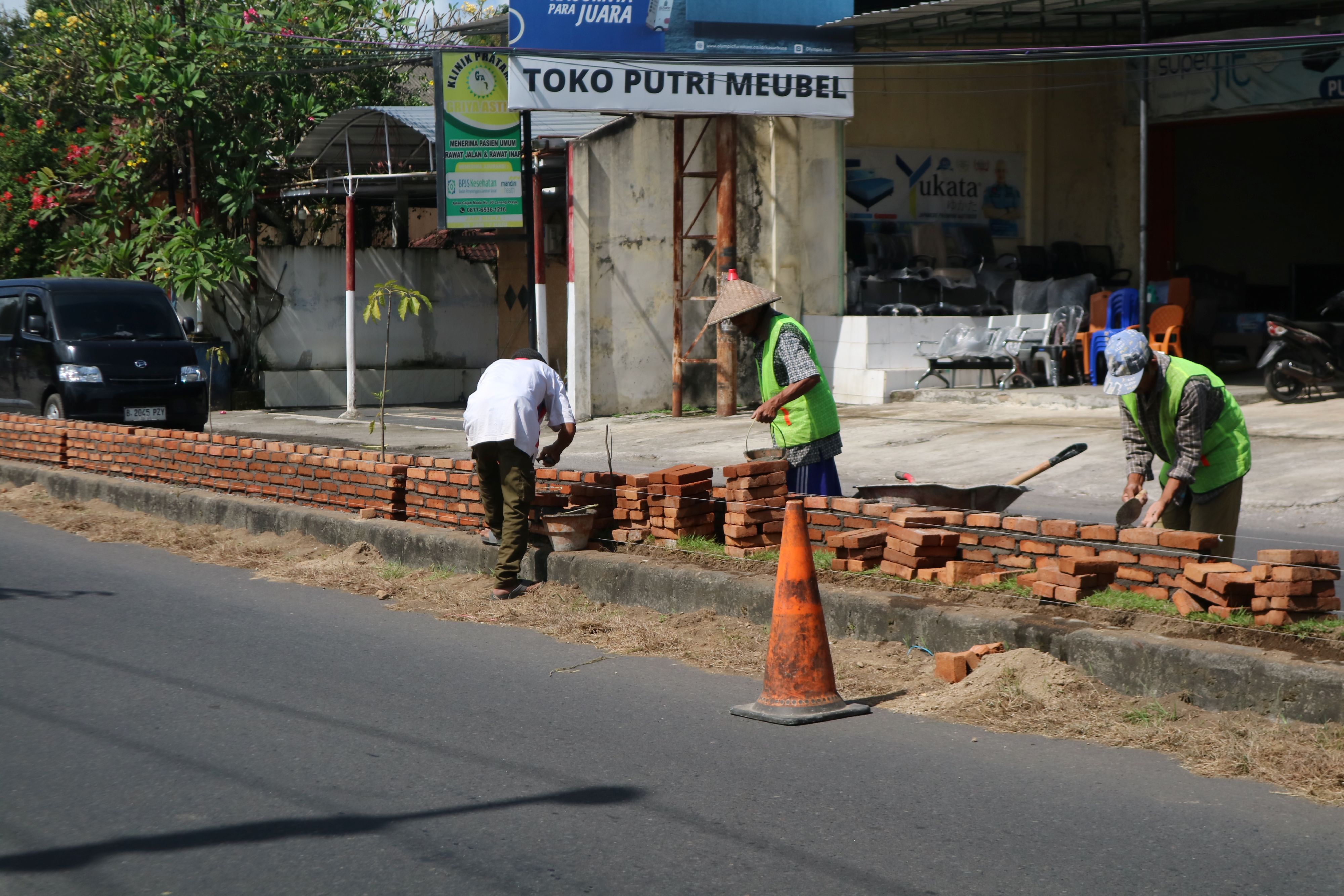 Sejumlah pekerja sedang menata median jalan ibu Kota Praya, Lombok Tengah untuk ditanami aneka tanaman hias, Kamis (12/6).