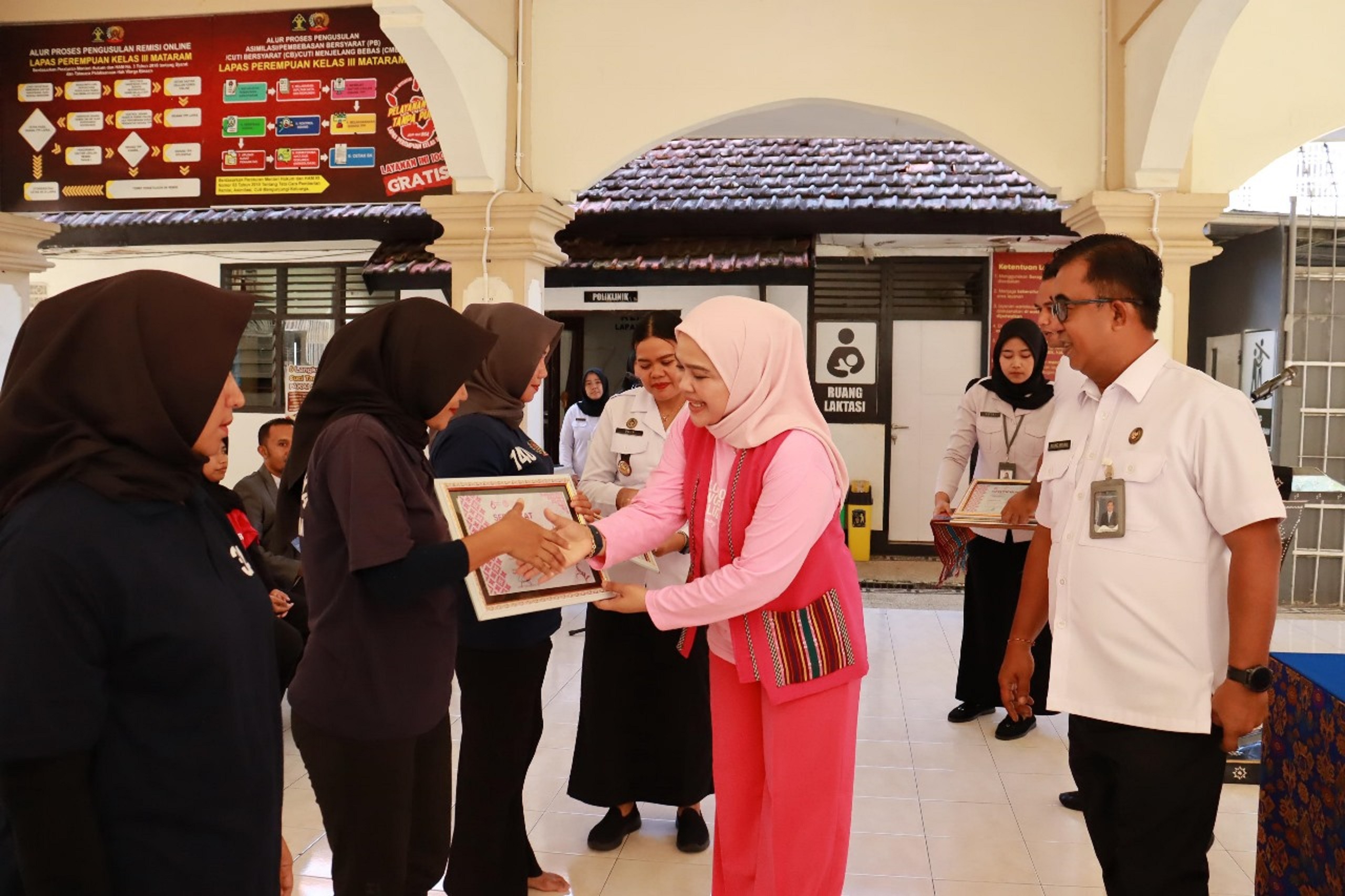 Founder LWC Indah Purwanti menyerahkan sertifikat keterampilan pada salah satu peserta pelatihan soft skill di Lapas Mataram.