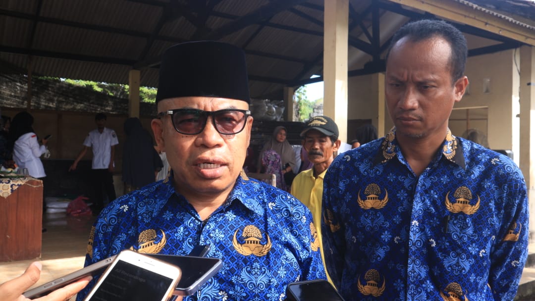 KOORDINASI: Kepala Dinas Sosial Lobar Lalu Winengan didampingi Camat Lembar Agus Sutrisman saat membahas sekolah rakyat.