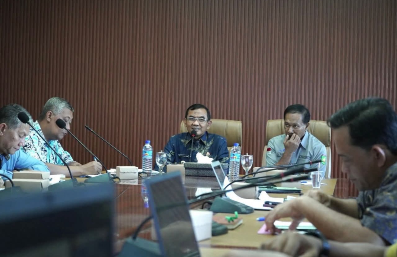 RAKOR: Wabup Sumbawa Mohamad Ansori memimpin Rakor evaluasi pelaksanaan APBD 2025 di ruang rapat Hasan Usman kantor Bupati Sumbawa, Kamis (12/6).