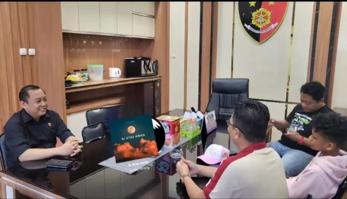Farel Prayoga saat berada di Polresta Banyuwangi untuk menjemput ayahnya