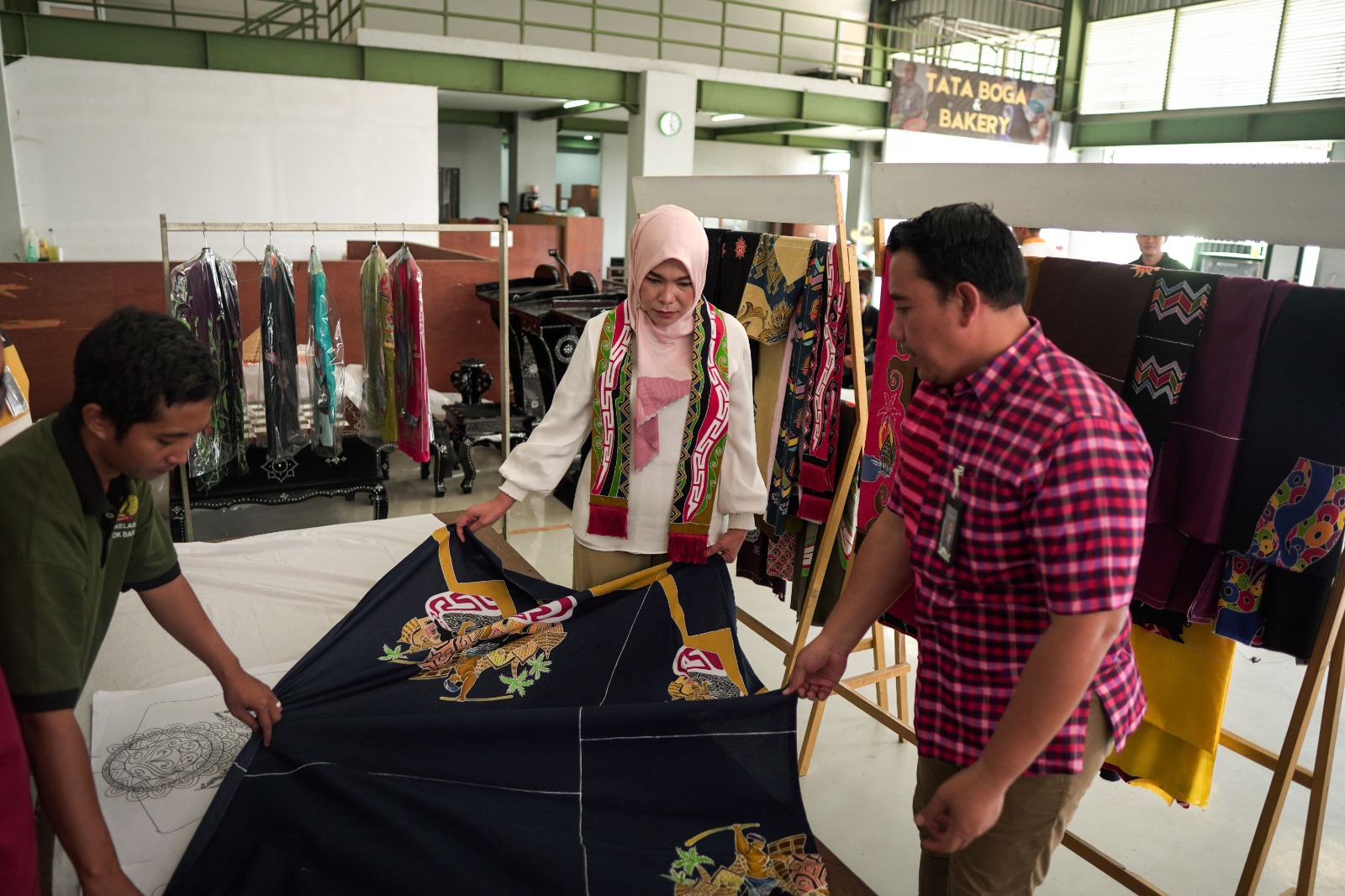 Kepala Subdirektorat Kerja Sama Pemasyarakatan Ditjenpas Rika Aprianti saat melihat produk batik gembok warga binaan Lapas Kelas IIA Lobar.