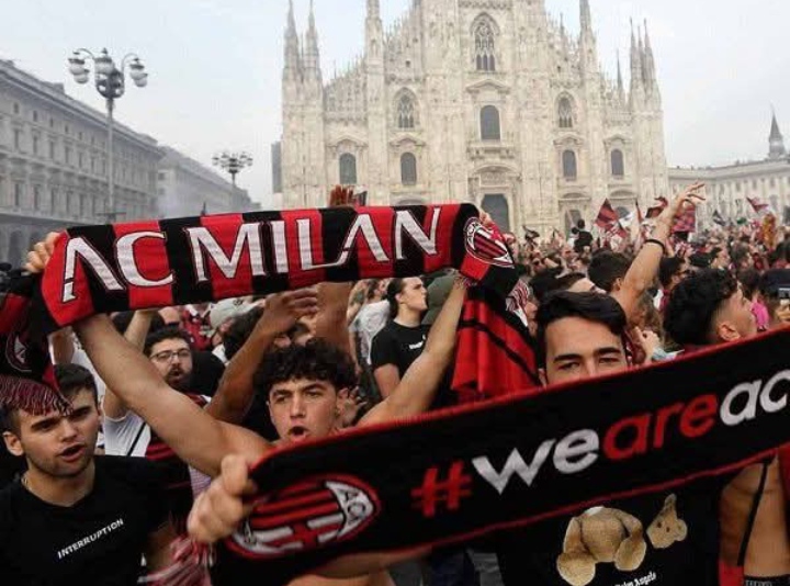 MILITAN: Fans AC Milan di Italia yang kerap mendemo klubnya agar konsisten melakukan perbaikan.