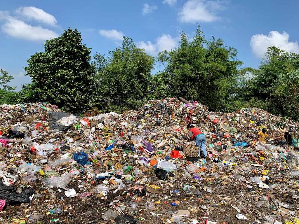 PERLAHAN DITANGANI: Sebuah roda tiga pengangkut sampah Kota Mataram di tengah gunungan sampah TPS Sandubaya, beberapa waktu lalu.&nbsp;