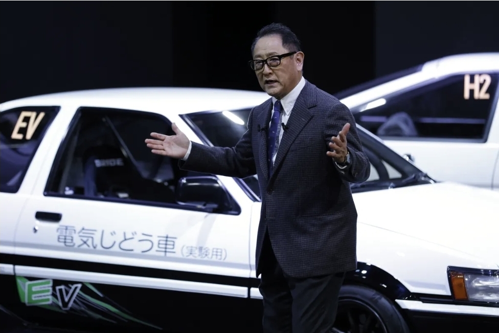 Akio Toyoda menyebut, hingga kini Toyota telah menjual 27 juta unit mobil hybrid sejak peluncuran Prius pertama pada 1997. (Foto: bloomberg)
