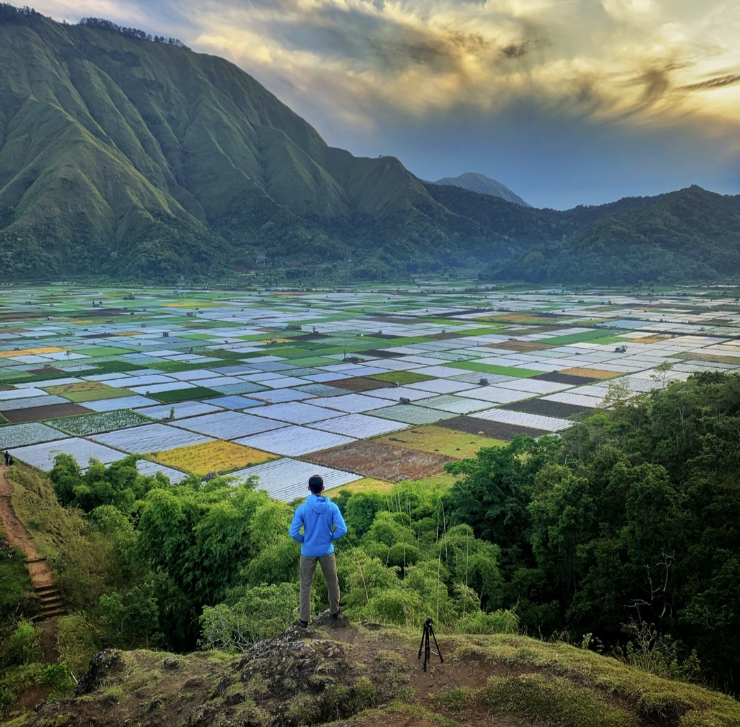 PANORAMA ALAM: Wisatawan menikmati keindahan panorama alam wisata Sembalun, Lombok Timur. Destinasi pariwisata jadi andalan Pemprov NTB dalam menekan angka kemiskinan ekstrem.