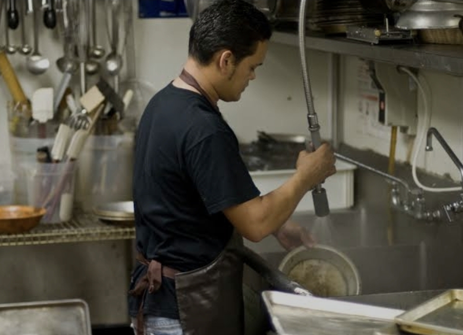 Tak disangka, gaji tukang cuci piring di Australia ini mencapai AUD 90.000 per tahun, atau setara Rp900 juta per tahun.&nbsp; (Foto: ilustrasi profesi tukang cuci piring di Australia/istimewa)