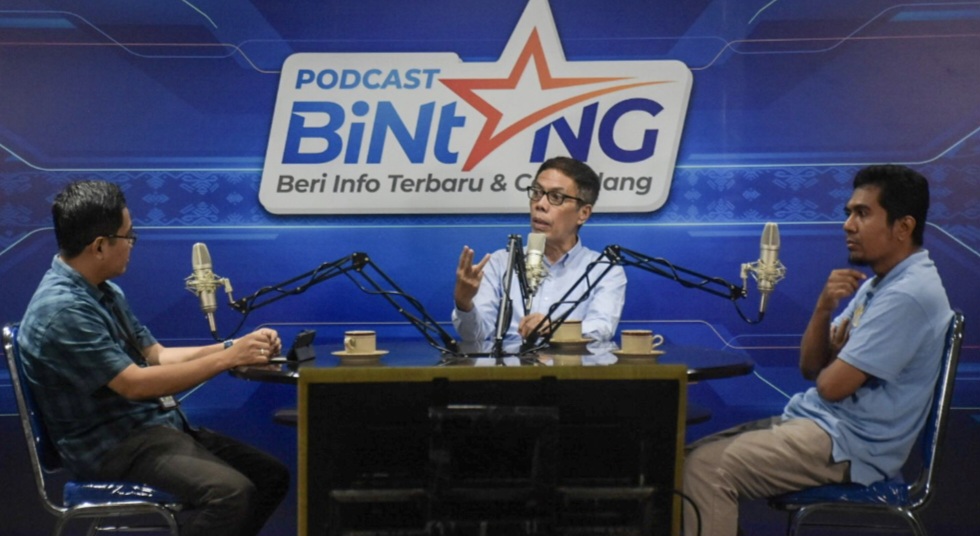 DISKUSI NTB MENDUNIA: Ekonom Unram (kanan) Dr Firmansyah dan Tim Transisi Iqbal-Dinda Dr Adhar Hakim (tengah) berbagi pandangan dalam Podcast Bintang, Diskominfotik NTB, Jumat (13/6).