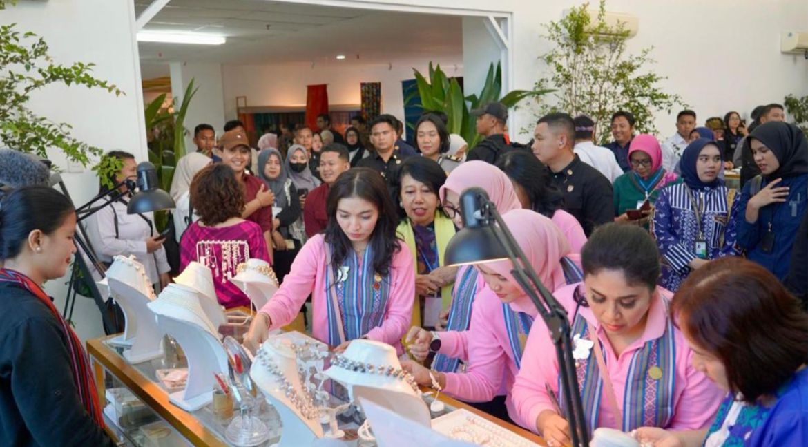 Kedatangan selvi ananda gibran bawa berkah bagi umkm, mulai dari tenun, mutiara, hingga ketak ntb mall jadi buruan.