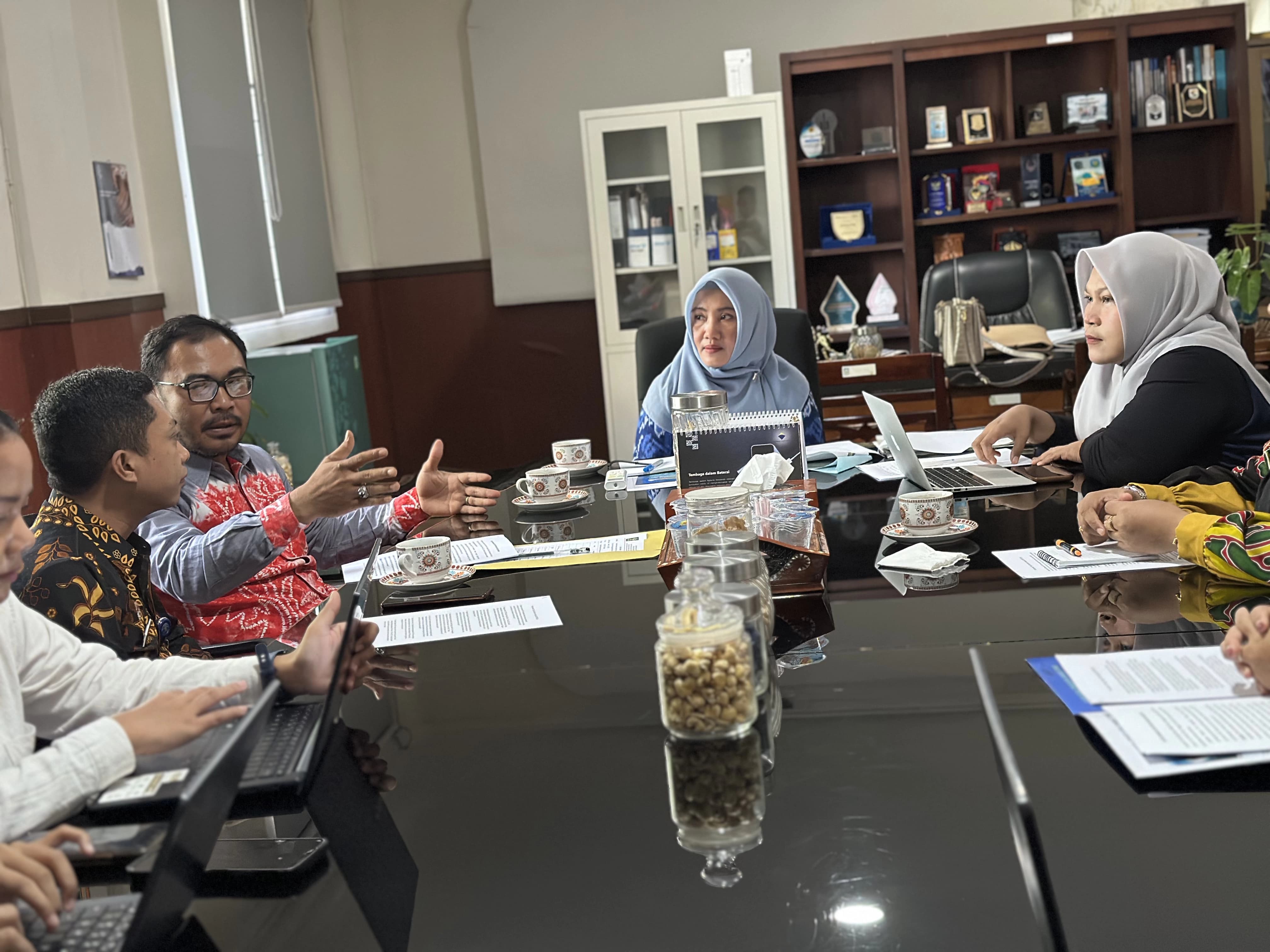Kunjungan Kanwil Kemenkum NTB yang dipimpin oleh Indra Firmansyah diterima oleh Puji Wijiani selaku Sekretaris Bappeda Provinsi NTB.