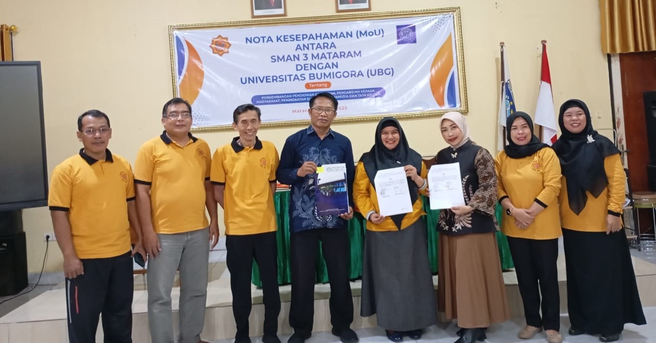 Plt Kepala SMAN 3 Mataram Yuspita Martiningrum bersama guru dan pihak Universitas Bumigora usai teken MoU, Jumat (13/6).