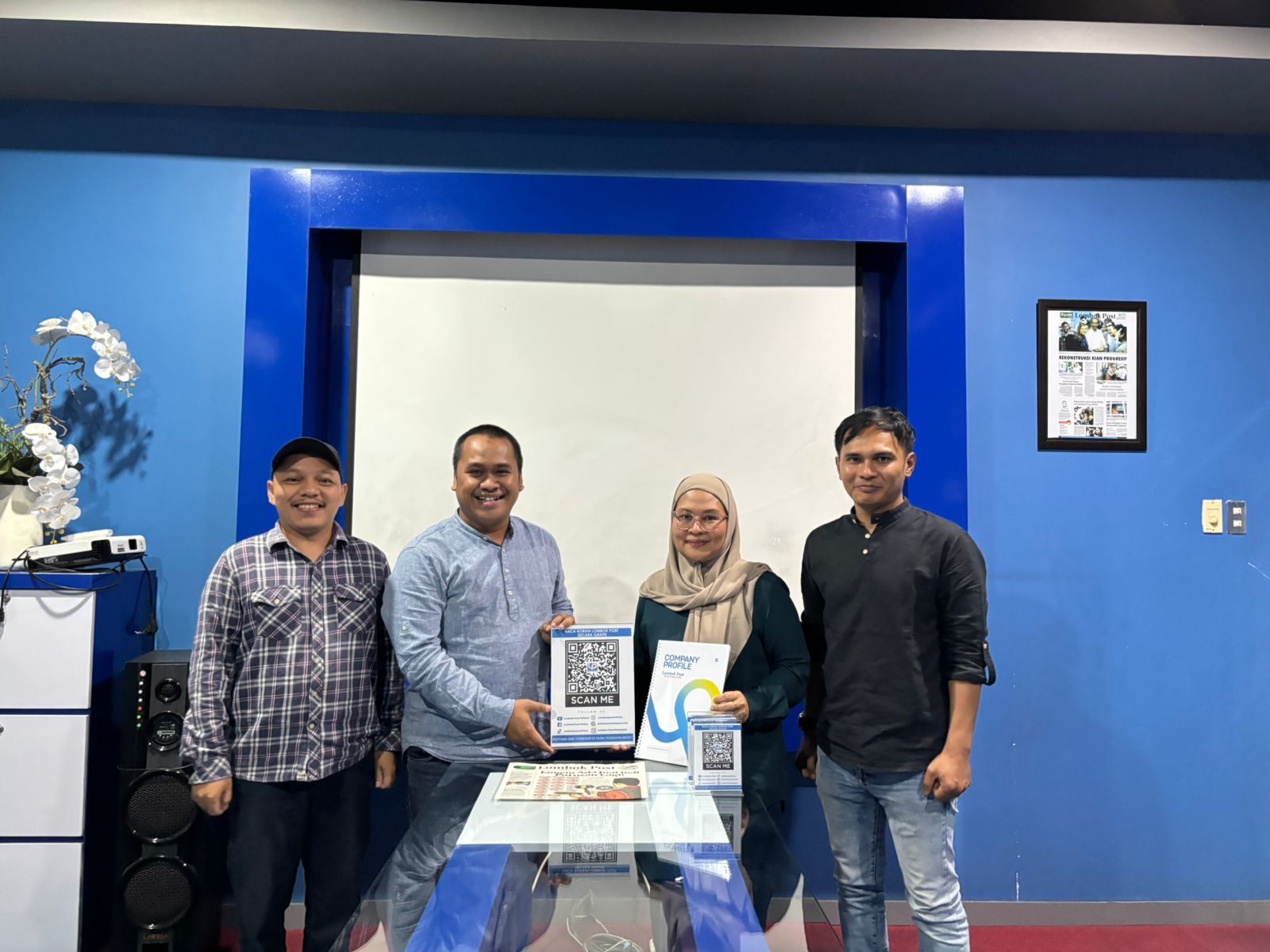 Direktur Lombok Post Alfian Yusni (dua dari kiri) bersama Direktur RS Mandalika dr Oxy Tjahjo Wahjuni (dua dari kanan), usai membahas penjajakan kerja sama, di Kantor Lombok Post, Jumat (13/6).