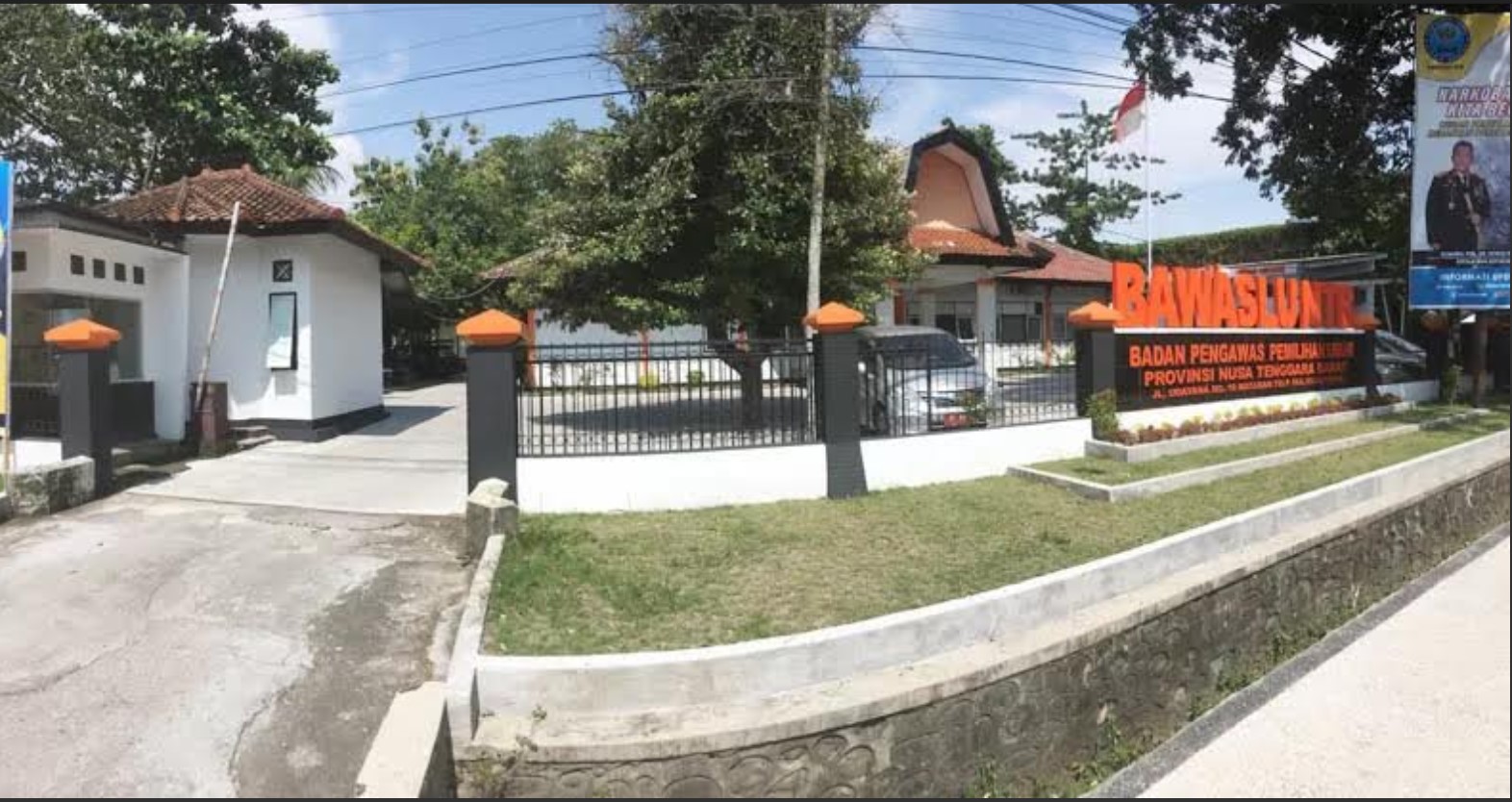 TERANCAM DIEKSEKUSI: Terlihat gedung Bawaslu NTB masih berdiri di atas lahan sengketa, beberapa waktu lalu.&nbsp;