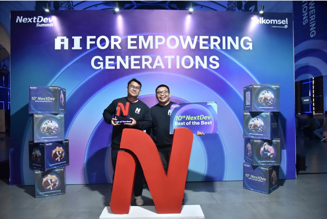 RAIH PENGHARGAAN: Pendiri Luar Kampus (luarkampus.id), Ageng (kiri) dan Ikhwan saat  berpartisipasi dalam ajang NextDev Telkomsel 2025 sekaligus memenangi Best of The Best Startup.