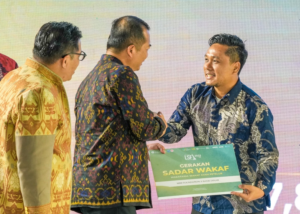 DAPAT APRESIASI: Gubernur NTB Lalu Muhamad Iqbal menyerahkan penghargaan Bank Indonesia ke Ketua Badan Wakaf MIM Foundation M Romi Saefudin dalam acara Lombok Sharia Festival.