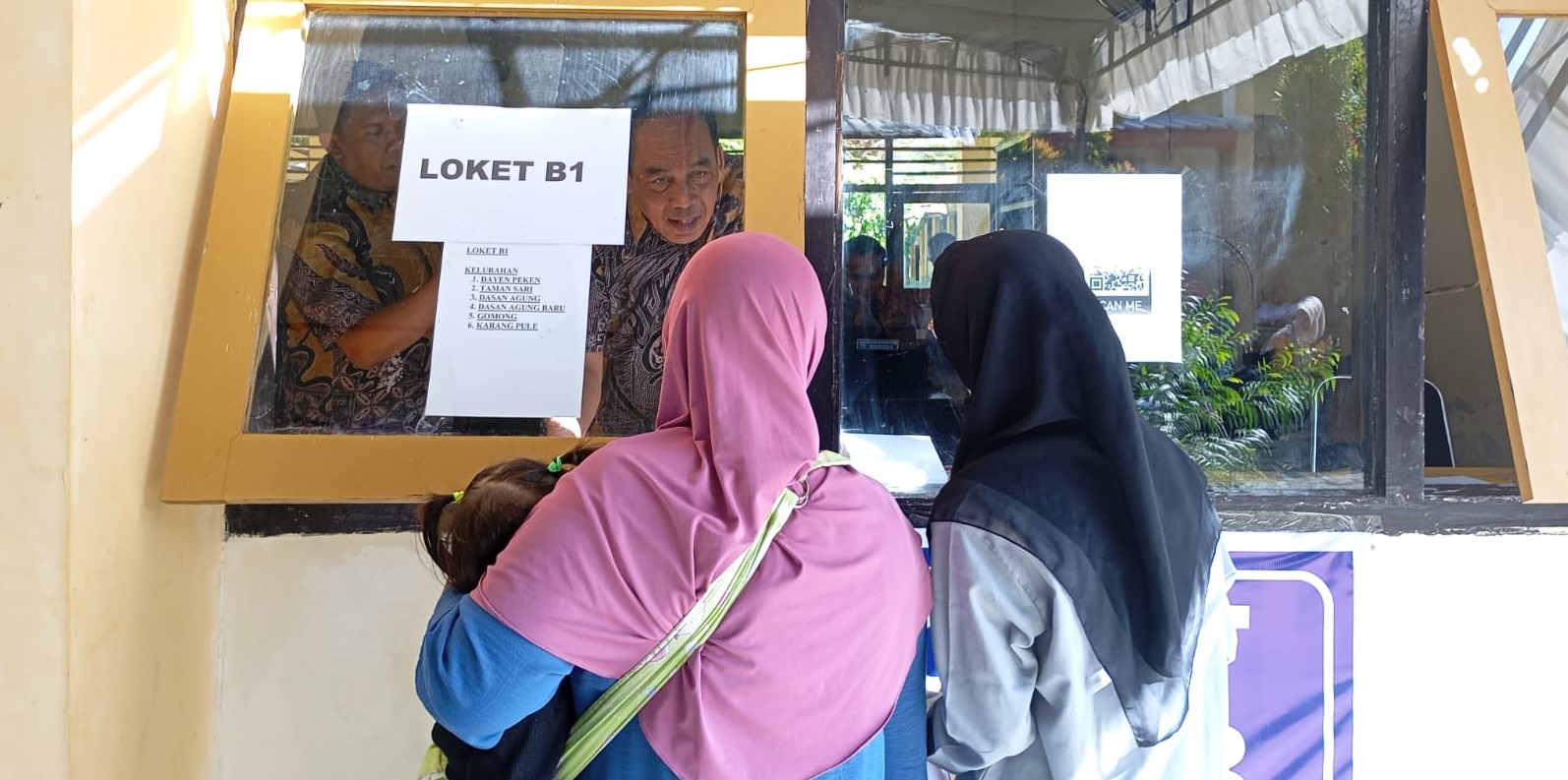 Orang tua siswa mendampingi anaknya daftar SMA melalui jalur afirmasi dan perpindahan orang tua, Kamis lalu (12/6).