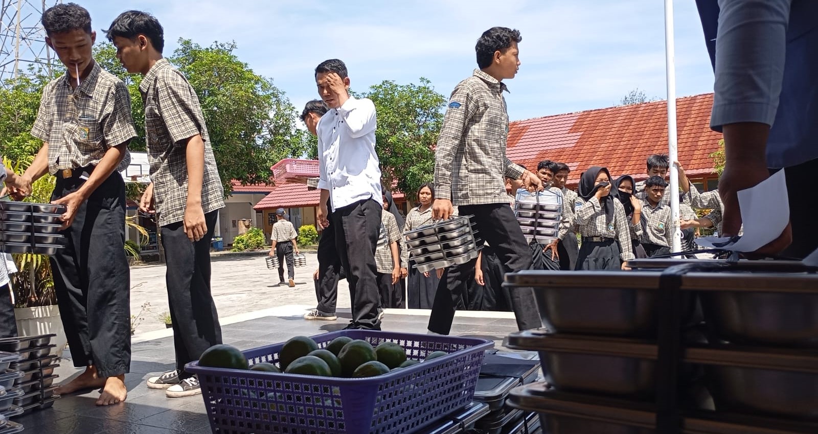 Siswa SMPN 17 Mataram saat menerima paket MBG di sekolah. Kini, nasi diganti roti.