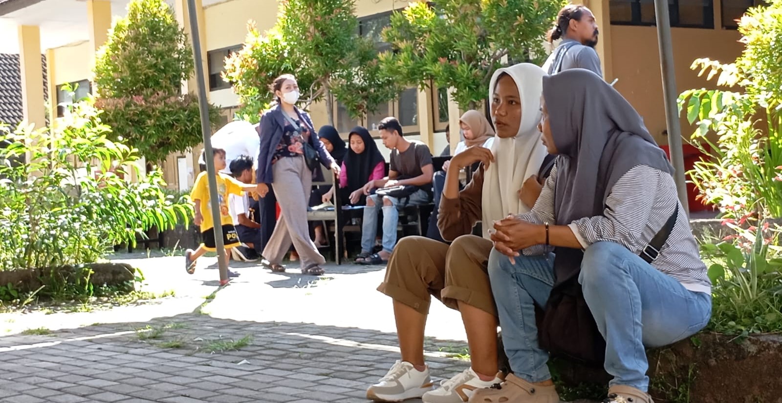 Para siswa antre daftar SMA melalui jalur afirmasi dan perpindahan orang tua, Kamis lalu (12/6).