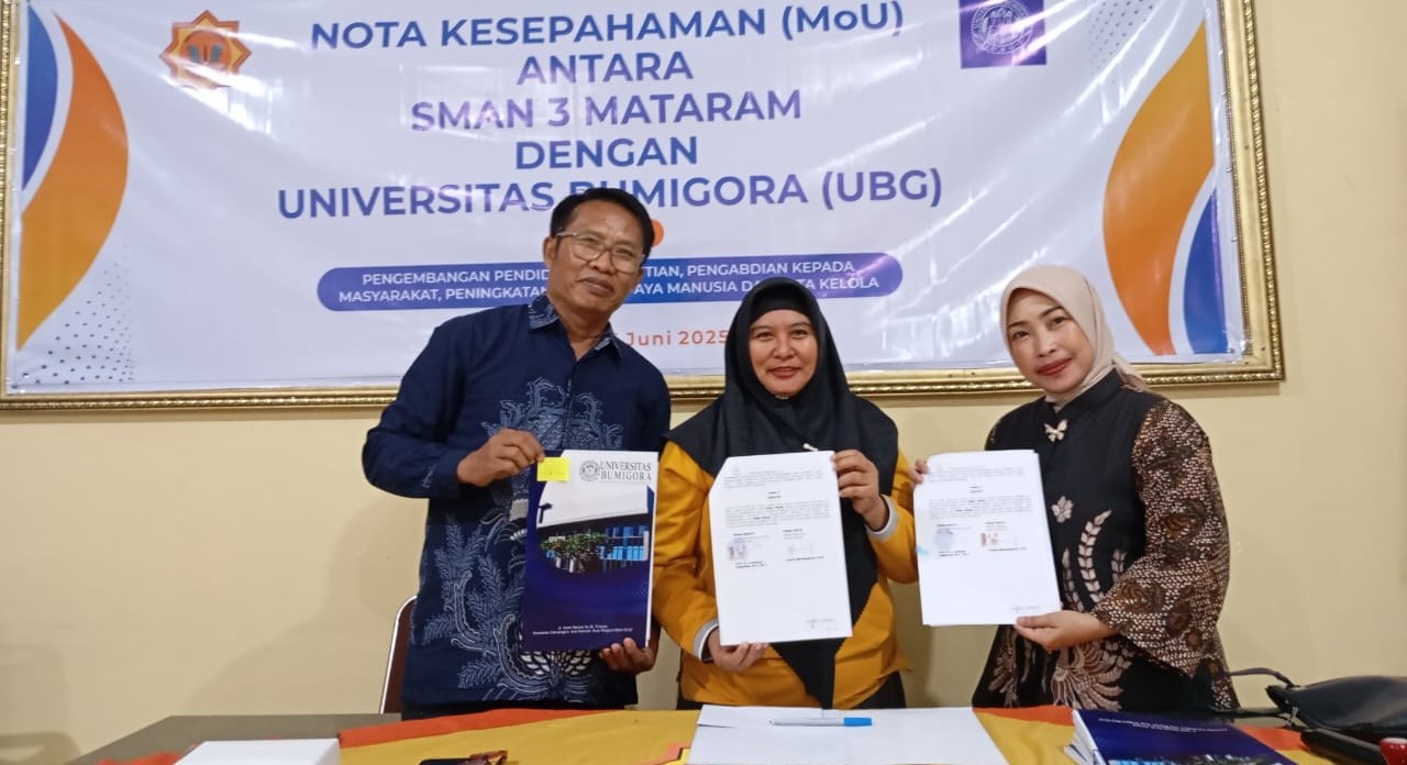 Plt Kepala SMAN 3 Mataram Yuspita Martiningrum dan Wakil Rektor Bidang Kerja Sama Universitas Bumigora Baiq Candra Herawati teken MoU, Jumat  (13/6).