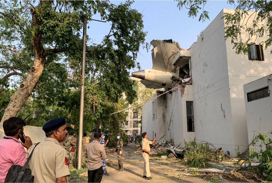 PESAWAT NAHAS: Bagian belakang pesawat Air India 171 terlihat di lokasi setelah jatuh di kawasan permukiman dekat bandara di Ahmedabad, Kamis (12/6).
