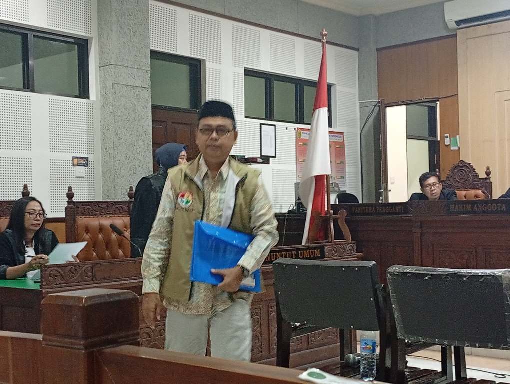 BERI KESAKSIAN: Mantan Kepala Dinas Dikbud NTB Aidy Furqon berjalan usai memberikan kesaksian di Pengadilan Negeri (PN) Tipikor Mataram, Jumat (13/6).