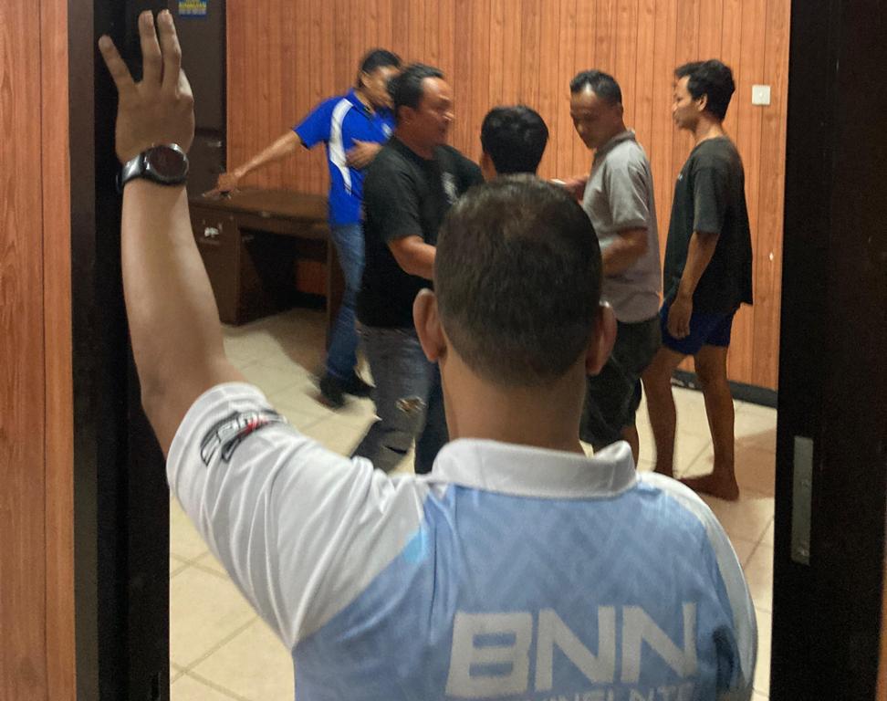 MASIH PENDALAMAN: Tim dari BNNP NTB menginterogasi penjual dan pembeli narkoba di kantor BNN NTB, Jumat (13/6).