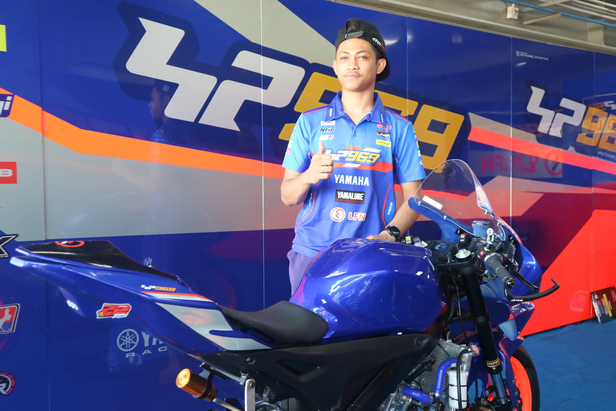 Fahmi Basam berada di posisi kedua pada race pertama kelas R15 Profesional ajang Yamaha Sunday Race 2025 di Sirkuit Internasional Mandalika, Sabtu (14/6).
