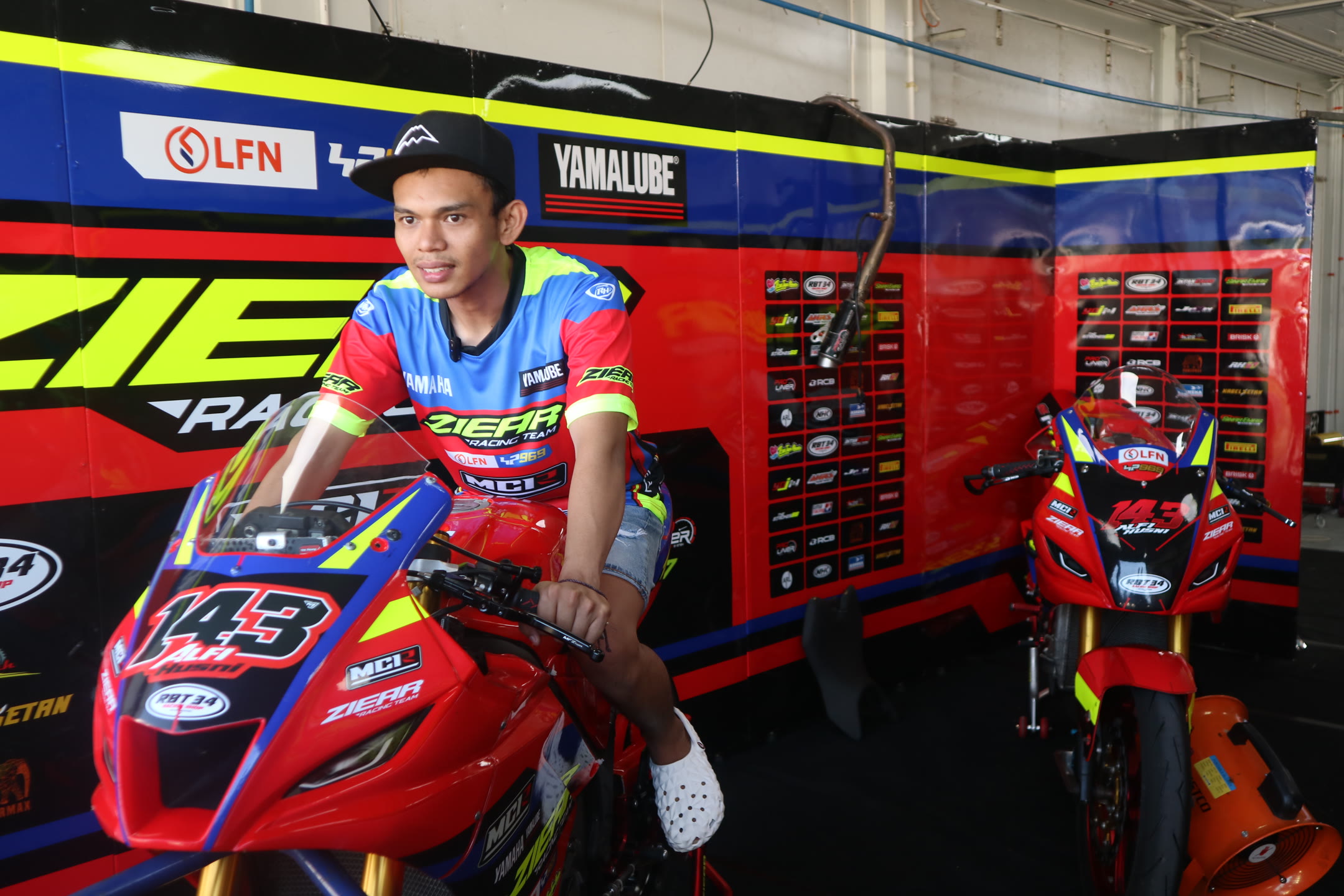 Husni Zainul berpose dengan motor balapnya usai balapan di race 1 kelas R15 Profesional Yamaha Sunday Race 2025 di Sirkuit Internasional Mandalika, Sabtu (14/6).