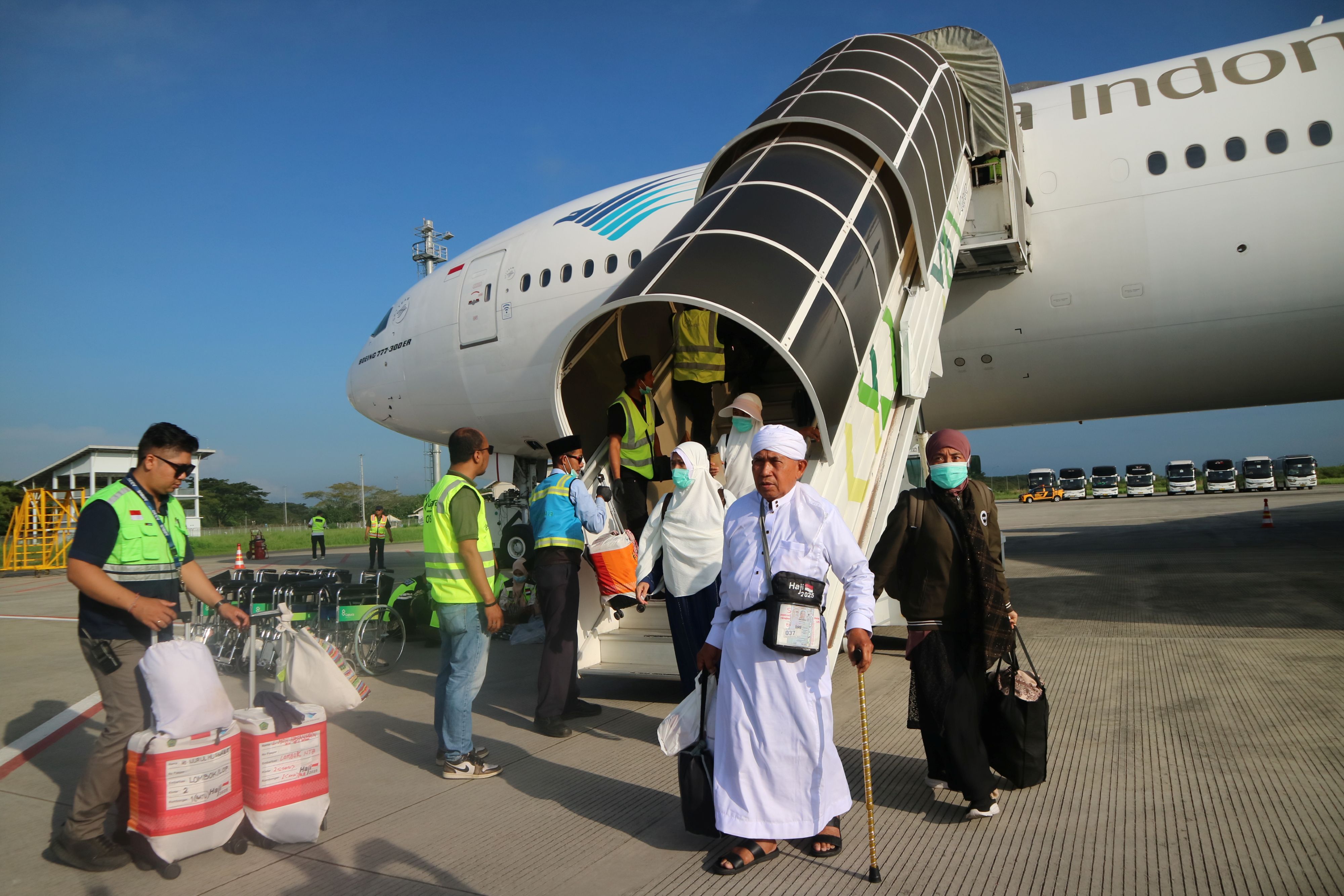 Ratusan jamaah haji kloter dua asal Loteng turun dari pesawat di Bandara Internasional Zainuddin Abdul Madjid, Loteng, Jumat (13/6).