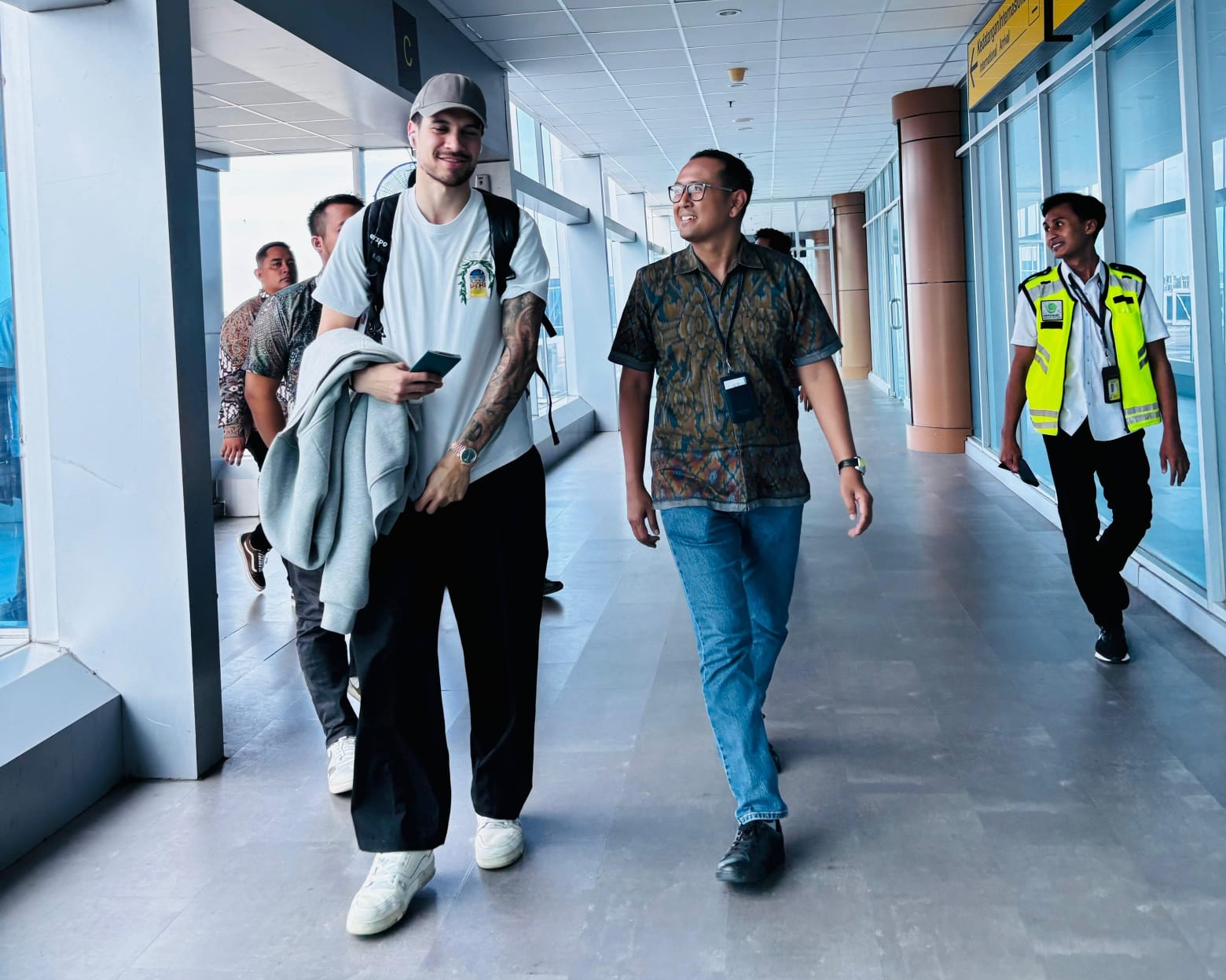 GM PT Angkasa Pura Indonesia Kantor Cabang Bandara Lombok Stephanus Millyas Wardana (kanan) mendampingi kedatangan Kevin Diks pemain timnas Indonesia setibanya di Lombok, Kamis (13/6) lalu.