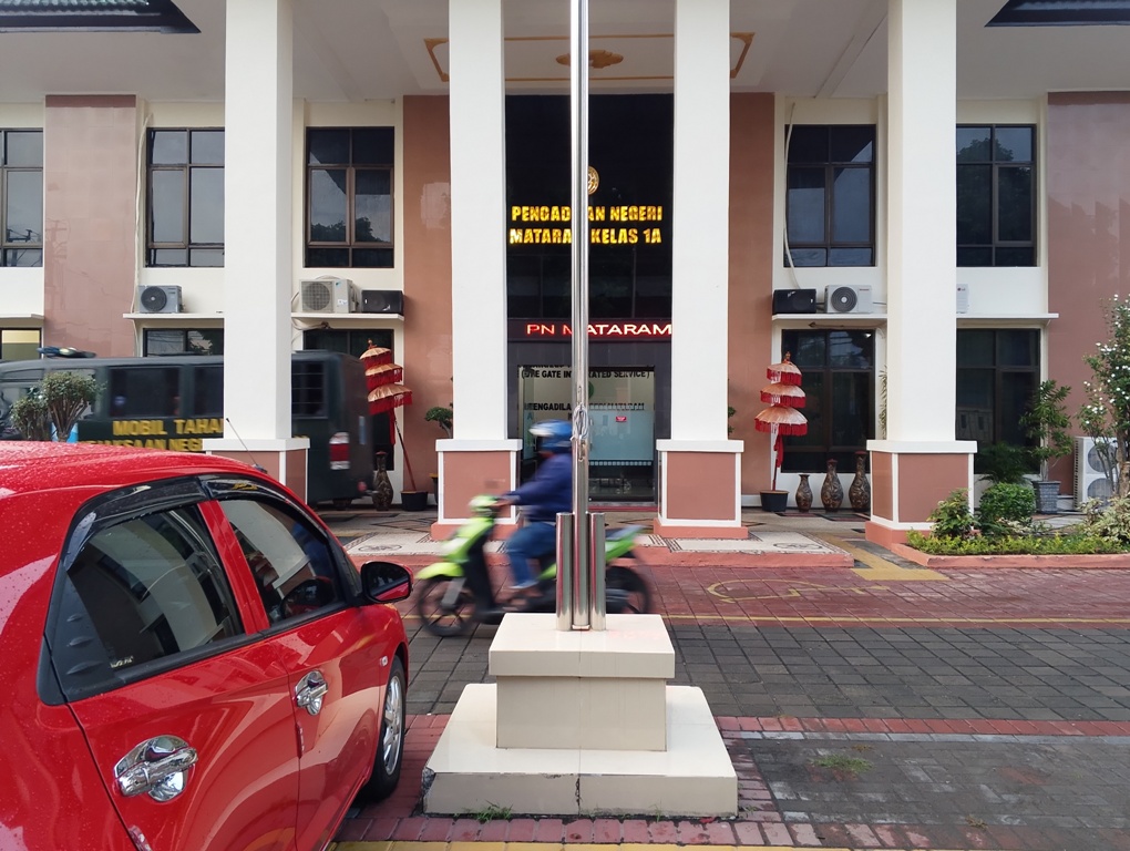 MEDIASI GAGAL: Sejumlah kendaraan berjejer terparkir di halaman PN Mataram, beberapa waktu lalu. PN Mataram menyidangkan perkara gugatan wanprestasi atas proyek Smart Class di Dikbud NTB