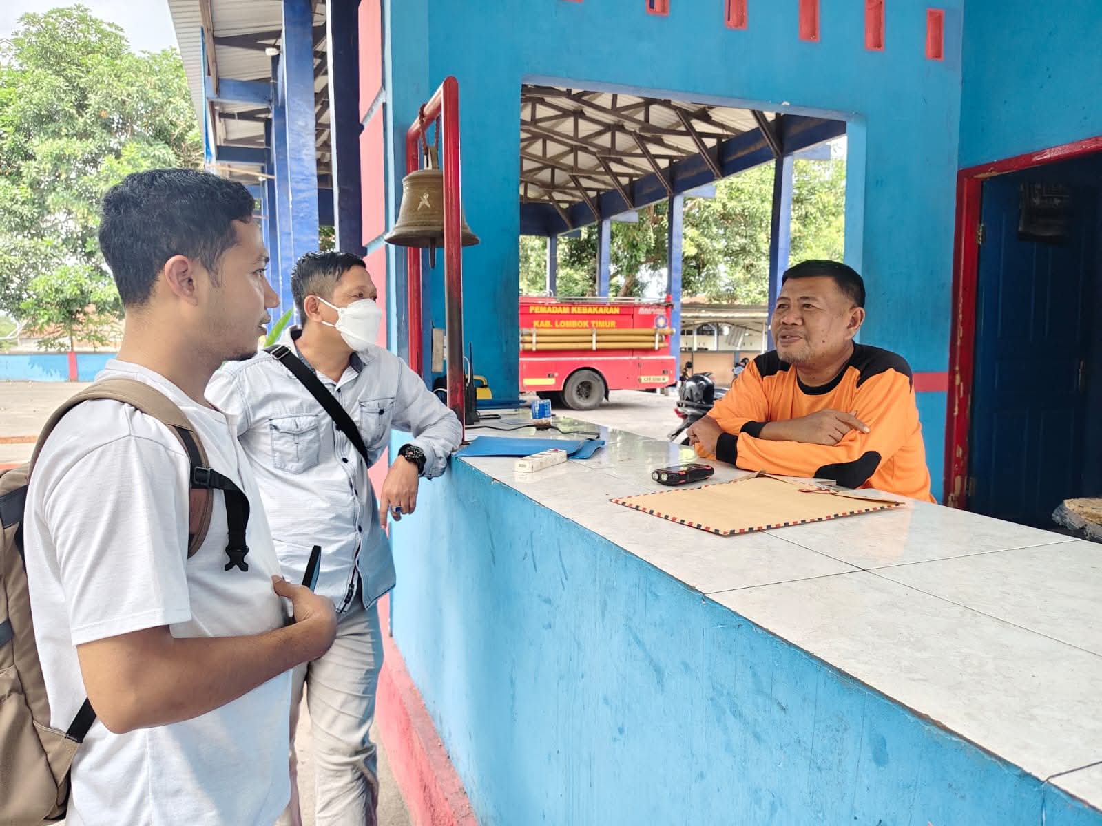 Divisi advokasi Fauzan (memakai masker) saat memasukkan sejumlah persoalan PMi ke Damkarmat Lotim, Jumat (13/6). (Supardi/Lombok Post)