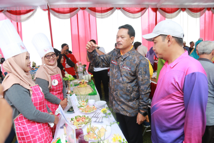 COBA RASA: Wali Kota Madiun Maidi (dua dari kanan) saat menghadiri Gerakan Pangan Murah di Lapangan Gulun, Jumat (13/6).