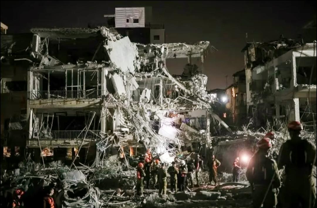 Serangan Iran ke Israel menyebabkan ledakan keras di Tel Aviv dan Yerusalem, asap hitam terlihat membumbung di langit Tel Aviv.